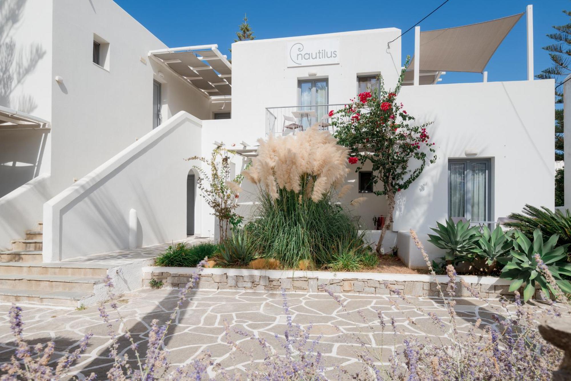Nautilus Apartments-Suites Páros 外观 照片