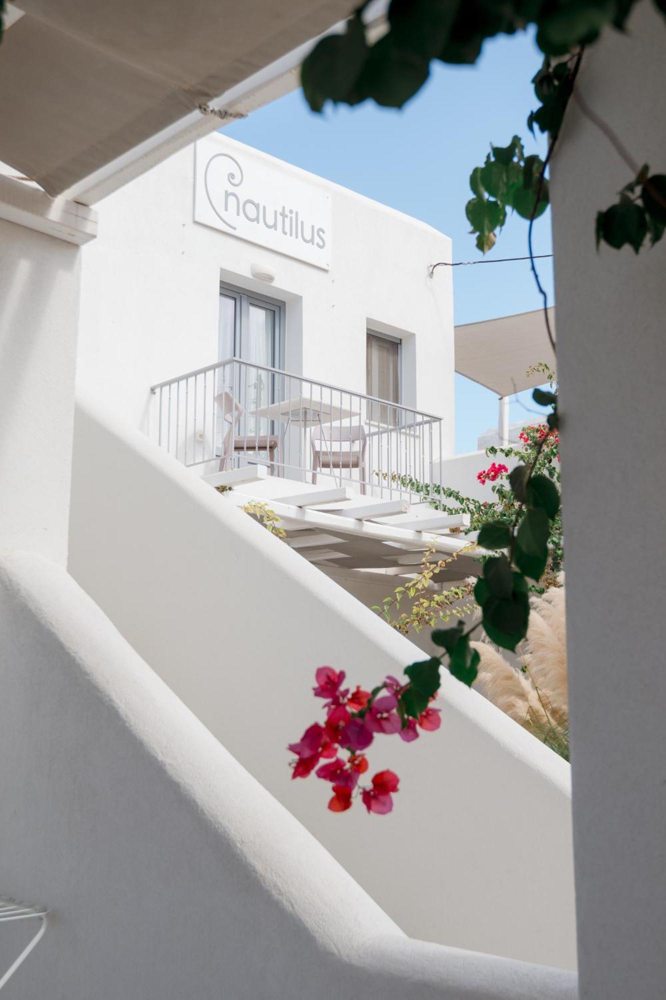 Nautilus Apartments-Suites Páros 外观 照片