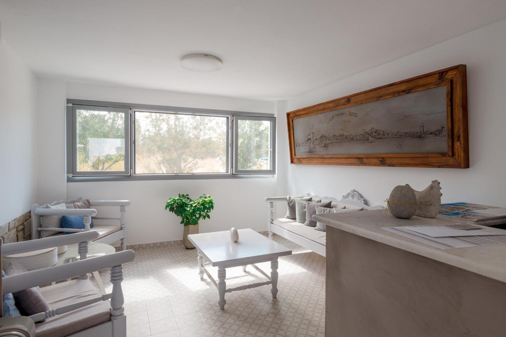 Nautilus Apartments-Suites Páros 外观 照片
