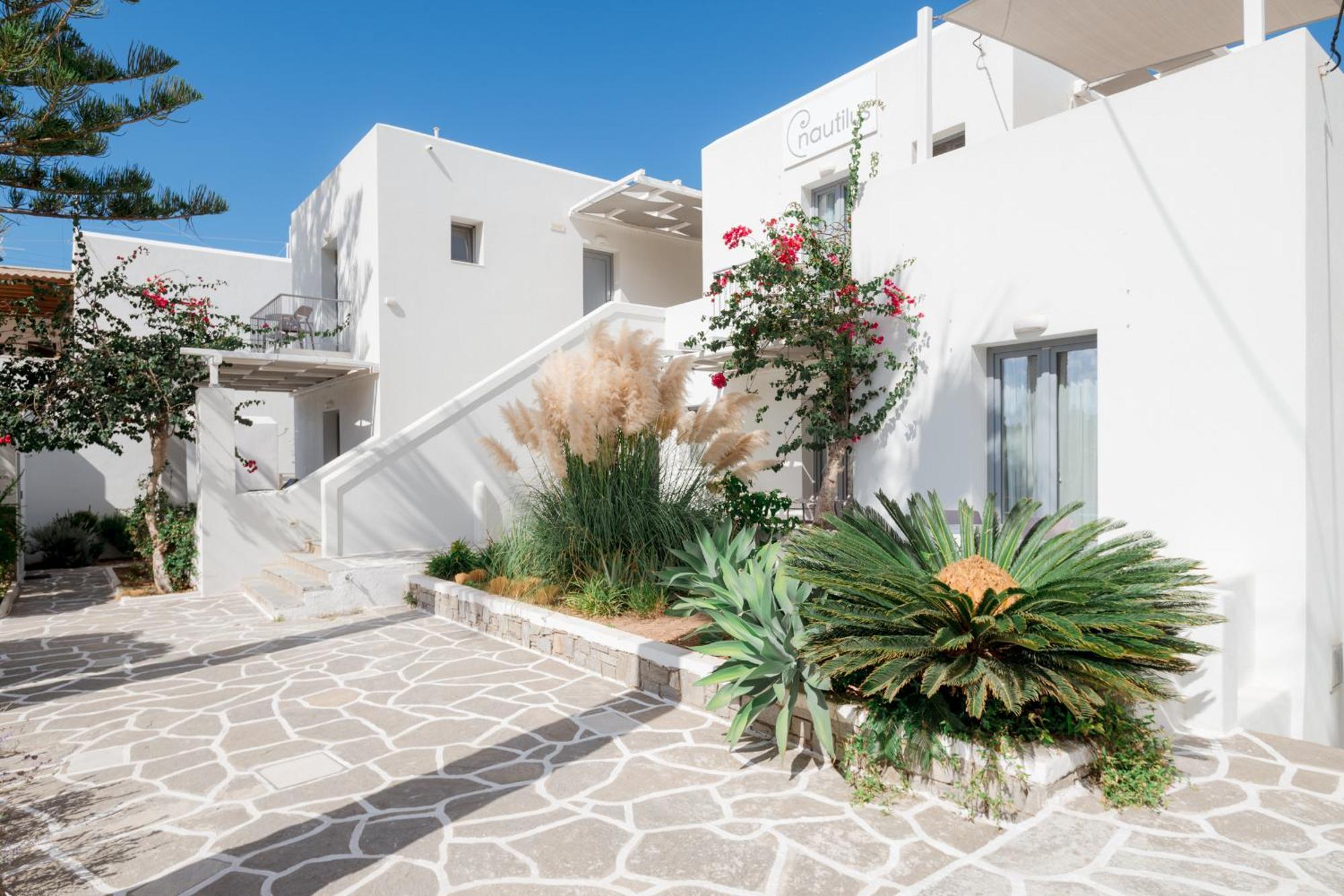Nautilus Apartments-Suites Páros 外观 照片